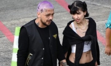 Romance confirmado: Cazzu y Christian Nodal fueron vistos besándose en Bolivia