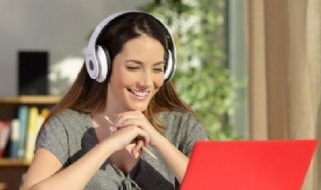 Joven olvidó apagar su micrófono en una clase virtual y su hermana brindó un "momento musical"