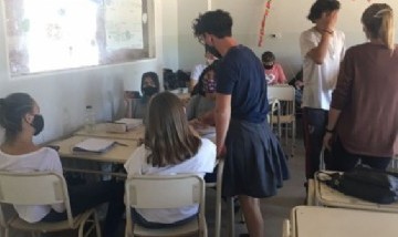 Por la ola de calor: no lo dejaron usar pantalón corto y fue con pollera a la escuela