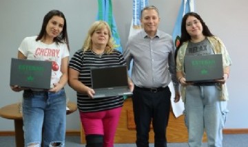 Fernando Gray entregó notebooks a vecinas del distrito para que puedan continuar sus estudios