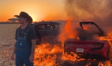 Incendió su Ferrari para sumar clics y ahora podría enfrentar hasta seis años de prisión