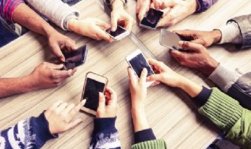 Tecno: los smartphones consumen nueve años de nuestras vidas, según un estudio