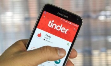 Viral: un padre acompaña a su hija a una cita a ciegas con un chico que conoció en Tinder