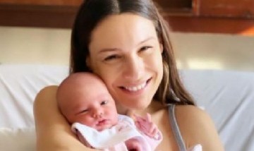 Pampita subió una divertida foto junto a su hijita Ana: "¡No me pongas gorrito, mamá!"