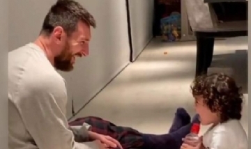 Video: Messi y Ciro jugando al "Botellita challenge"