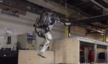 Atlas el robot que ejecuta piruetas "humanas"