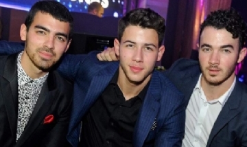 Los Jonas Brothers reinventan el baile de la conga.