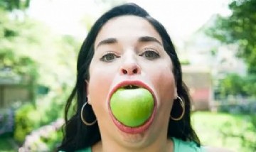 Nuevo récord Guinnes para la mujer con la apertura de boca más grande del mundo