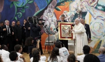 El Papa Francisco puso la pincelada final al mural de la juventud en Portugal