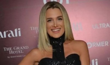 Cami Homs compartió un posteo con dos fotos en campera de jean y sin ropa interior