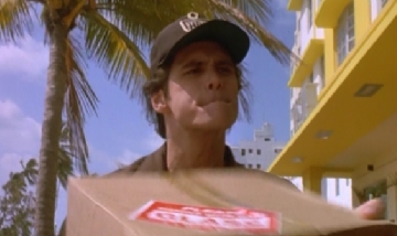 Repartidor golpea un paquete y lo comparan con Ace Ventura