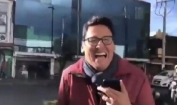 Un periodista cubría la caída de un árbol sobre un auto y se dio cuenta que era el suyo
