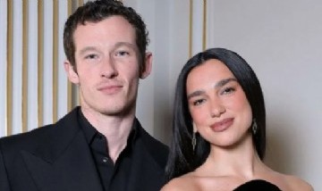Dua Lipa confirma su compromiso con Callum Turner: "Estoy obsesionada con el anillo"