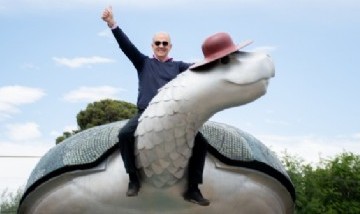 La tortuga "Manuelita" tiene nuevo monumento en Pehuajó y así festejó el intendente