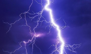 Tiene un Dios aparte: salió a grabar la lluvia y casi le cae un rayo