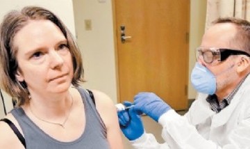 Epidemiólogos sugieren vacunar primero a los millennials y no a los ancianos