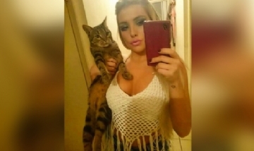 Mercedes y su gatito Atilio desde San Miguel de Tucumán