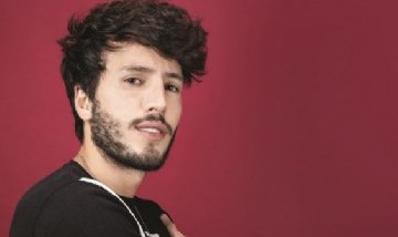 Sebastián Yatra estrenó su nuevo sencillo "Adiós" junto con un video increíble