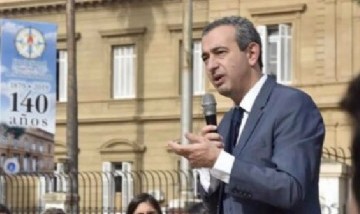 Javkin indignado con la venta de souvenirs que hacen foco en "sobrevivir" en Rosario