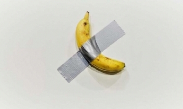 Una banana pegada a la pared fue vendida como obra de arte por 120 mil dólares