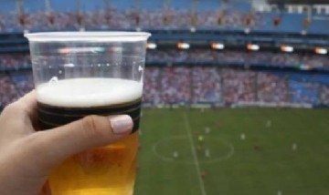 Después de más de 20 años, la cerveza volvió este lunes a las canchas argentinas