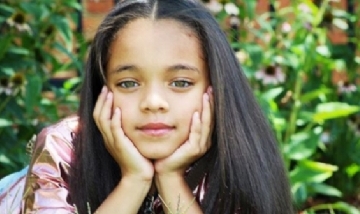 La niña que es igual a Rihanna firmó su primer contrato