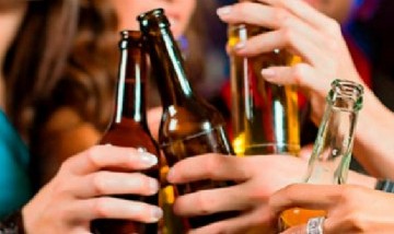 El 71,5% de los adolescentes empezó a consumir alcohol antes de los 15 años
