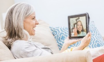 "Los cuentos de Bea": La abuela que cuenta cuentos a sus nietos por videollamada y se volvió viral