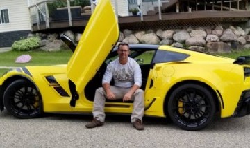 Un hombre se curó a los 44 años de una ceguera y cumplió su sueño de tener un auto deportivo