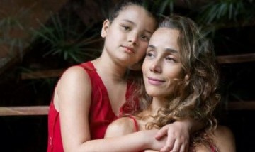 Quien es Karla Tenório, la actriz que creó "Madre arrepentida" y que reavivó la polémica: "Odio ser madre"
