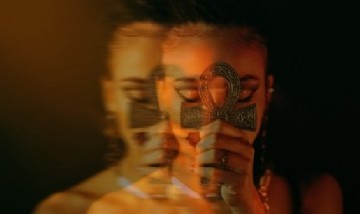 La artista colombiana La Tifa presenta 'Mantra', un viaje para sanar