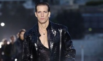 Iván de Pineda volvió a desfilar en la pasarela de Versace luego de casi 30 años