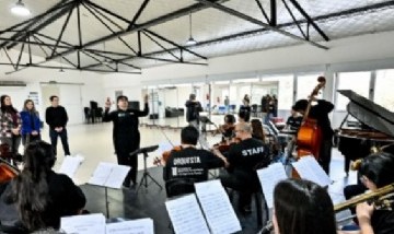 Nardini recibió nuevos instrumentos para la Orquesta Municipal y pidió invertir en cultura frente a las apuestas online