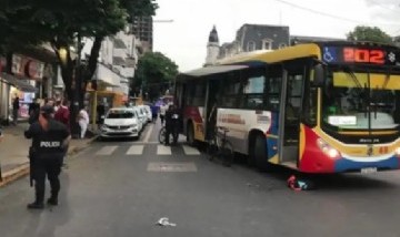 La Plata: un ciclista intentó esquivar a un taxista distraído, lo embistió un micro y murió