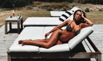 Look de playa: Cami Homs lució un cuerpazo con una bikini negra con brillos en una reposera