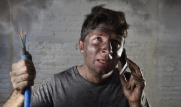 ¿Pueden explotar los cargadores de celular si los dejamos enchufados?