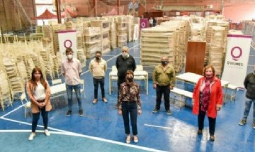 Mayra Mendoza supervisó el mobiliario que se distribuirá en las escuelas de Quilmes