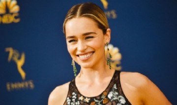 A lo grande: Emilia Clarke cumplió años y lo celebró saltando de un avión