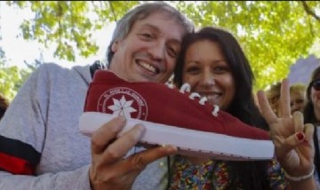 ¿Aún no tenes la zapatilla "K"? La Cámpora tiene a su emprendedora favorita