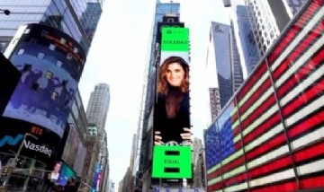 Soledad Pastorutti llegó a Nueva York: su imagen apareció en el Times Square