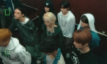 Stray Kids "MEGAVERSE"