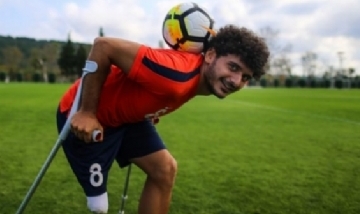 Video: El futbolista amputado que deslumbra al mundo