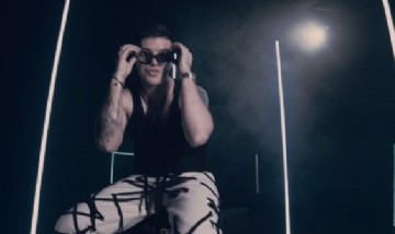 Dennis Fernando estrena "Ángel", el sencillo central de la película ‘Cris Over'