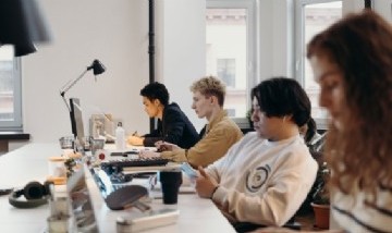 La inserción en el mercado laboral representa un problema para el 83,2% de los jóvenes