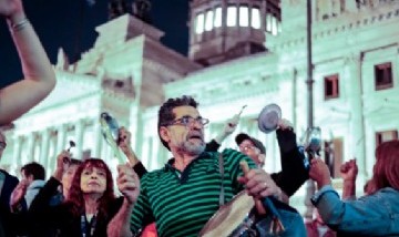 Cacerolazos en todo el país y masiva protesta frente al Congreso contra el DNU de Javier Milei