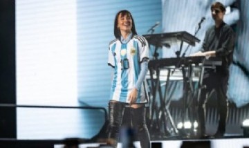 Aitana se presentó en el Movistar Arena y se puso la camiseta de la selección argentina