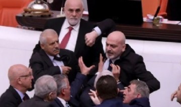 Un diputado hospitalizado tras feroz pelea en el Parlamento de Turquía