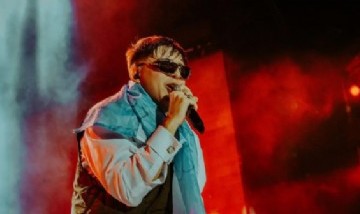 Video: Un fanático se tiró al escenario de YSY A y casi se prende fuego
