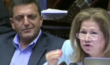 El video viral de los "superpoderes" de Sergio Massa moviendo una botella