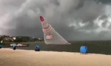 Horror en Brasil: un árbol de Navidad gigante cayó y mató a un joven de 21 años